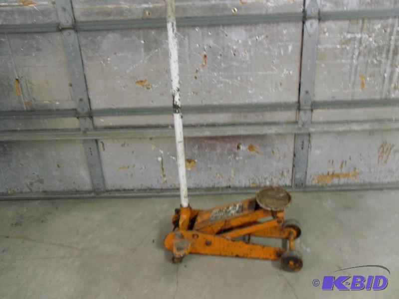 lot 51 image: 2 Ton Hydraulic Jack. Tested and pumps up....