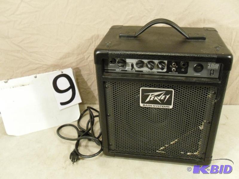 lot 9 image: Peavey Max 158 Bass Amplifier. Comes with cor...