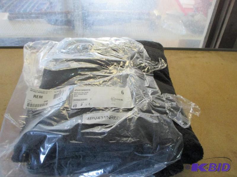 2 black towels...