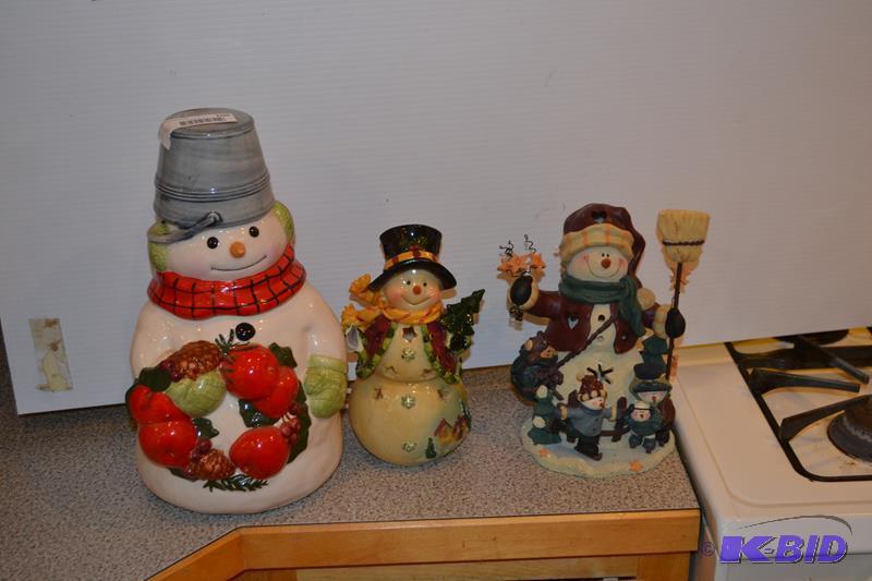 lot 109 image: Snowman ceramic cookie jar 12" tall, 2 l...