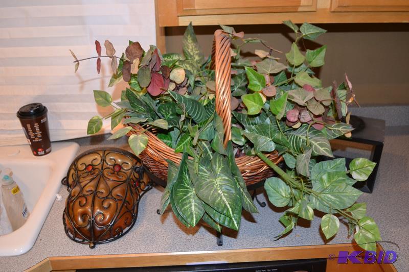 lot 117 image: Glass wall hanging in metal frame 14" ta...