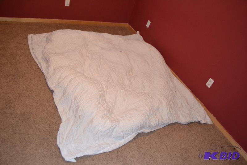 lot 126 image: Down type Comforter...