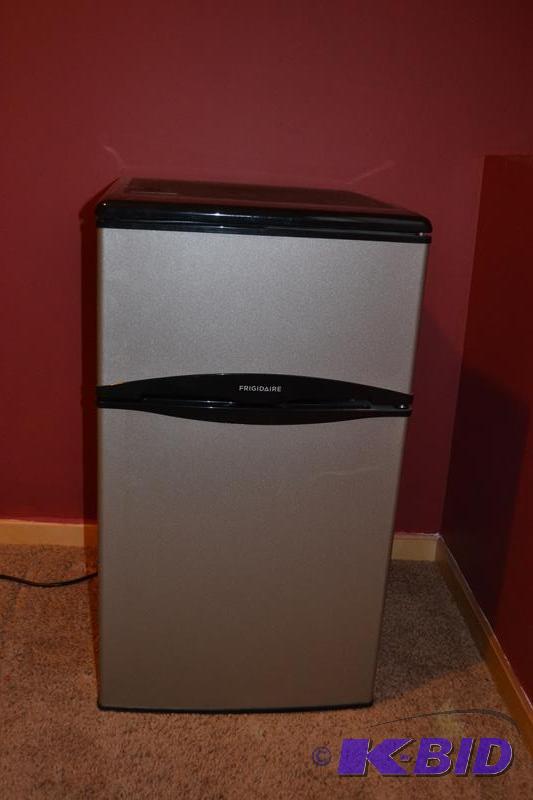 lot 128 image: Frigidaire mini fridge model BFPH31M6LM worki...