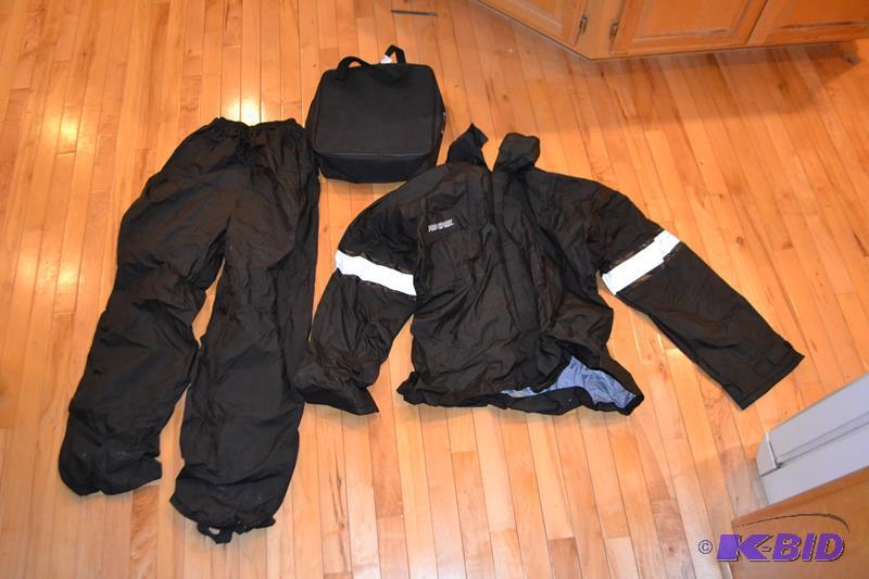 lot 138 image: Pro Sport rain suit with case size XL...