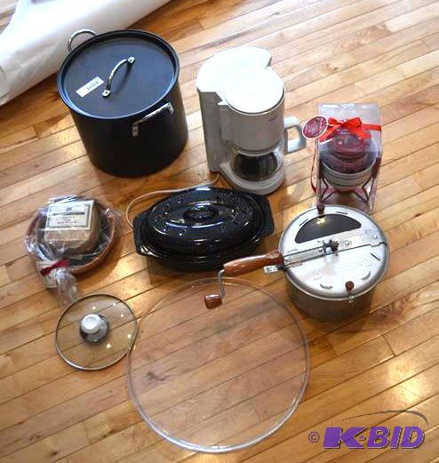 lot 168 image: Kitchen items - GE 18 quart Roaster Oven #169...