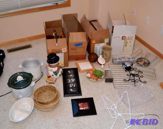 lot 186 image: Kitchen items Crock Pot CorningWare snowmanco...