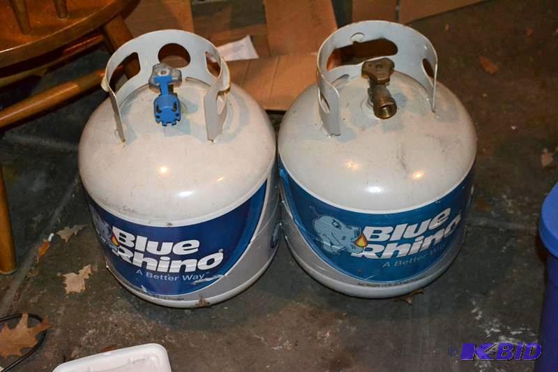 lot 208 image: 2 LP gas tanks, one is empty and the other ma...