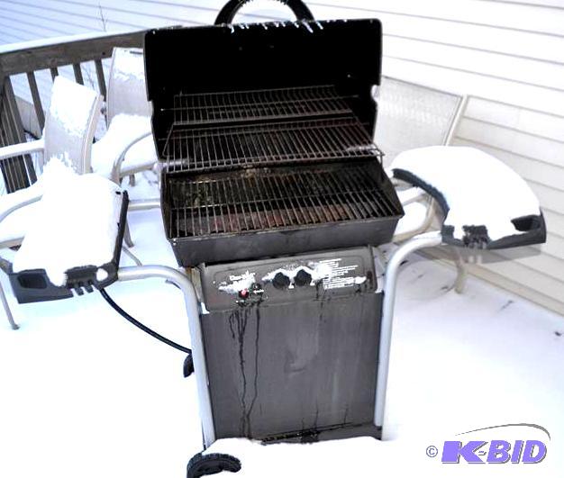 lot 213 image: Char Broil gas grill...