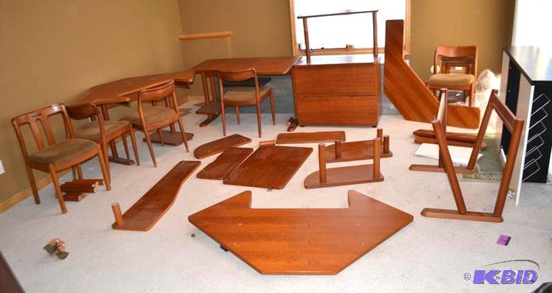 lot 27 image: Large modular office suite wooden. desks, fil...