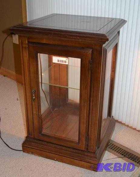 lot 28 image: Lighted Desktop Display Case with Glass Shelf...