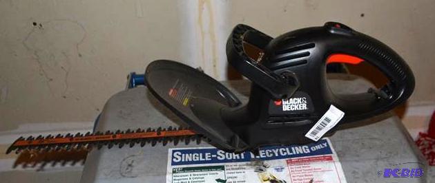 lot 74 image: Black & Decker 16" hedge trimmer...