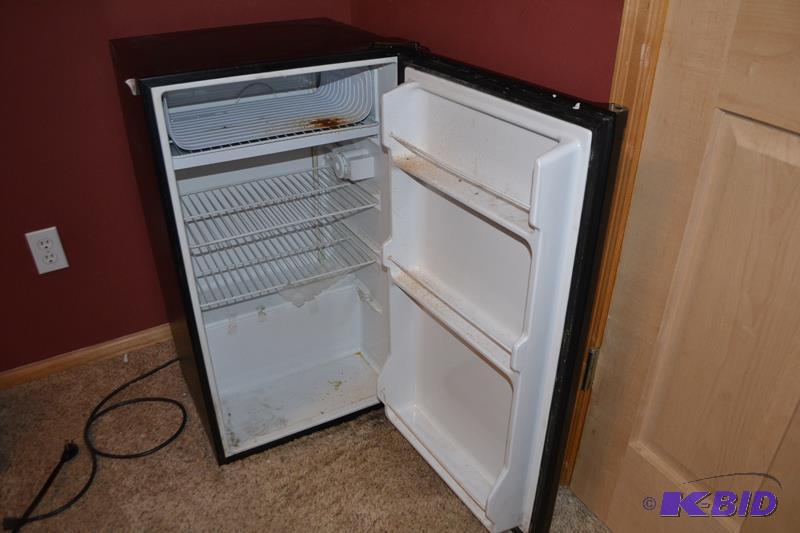 lot 87 image: Haier mini fridge model HSA04WNCBB-not sure i...