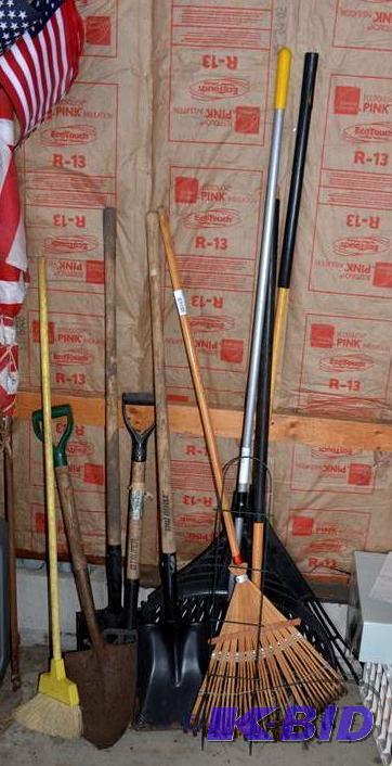 lot 30 image: Yard tools 3 leaf rakes 3 shovels 1 garden fo...