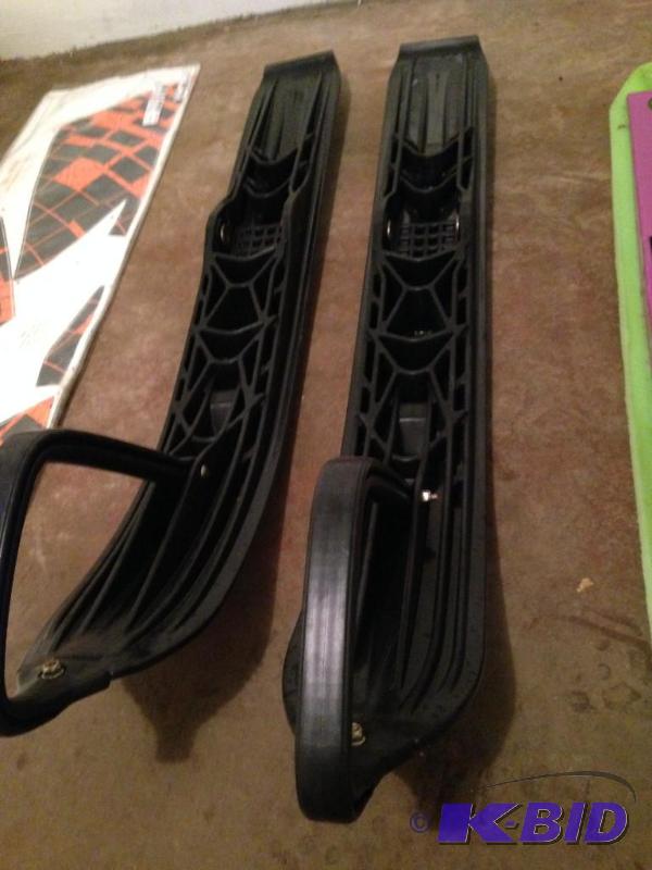 lot 8 image: Arctic Cat Skis Black New...