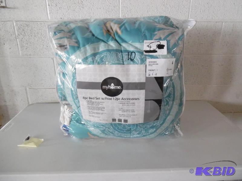 lot 10 image: Bedding