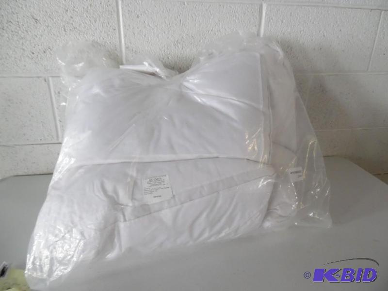 lot 15 image: Bedding