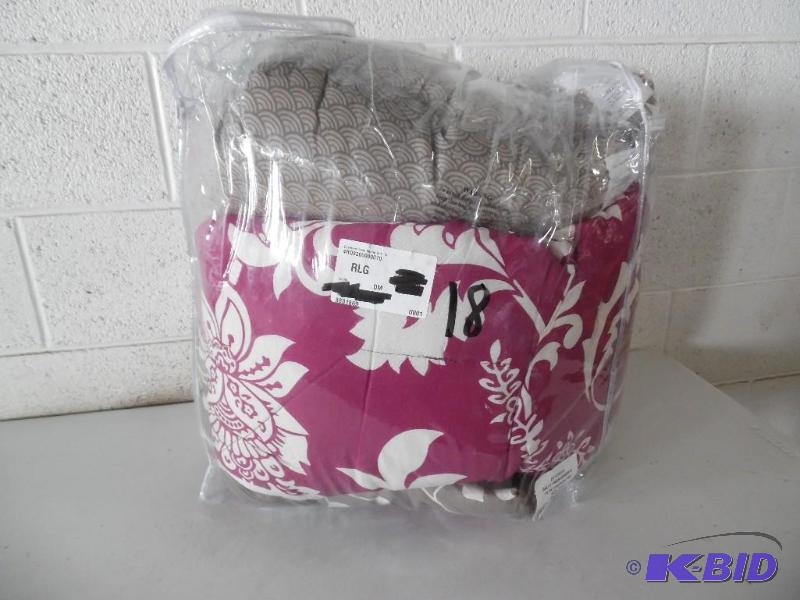 lot 18 image: Bedding