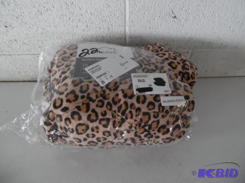 lot 22 image: Bedding
