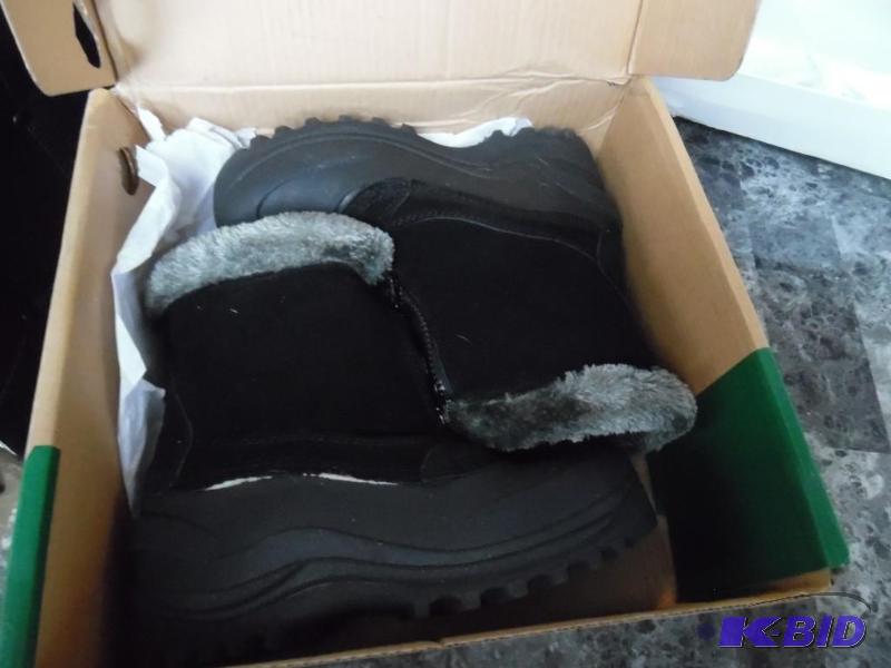 lot 61 image: Boots