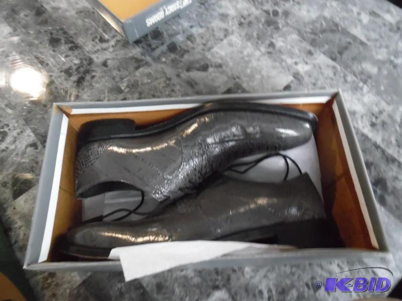 lot 66 image: shoes