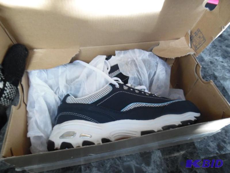 lot 72 image: shoes