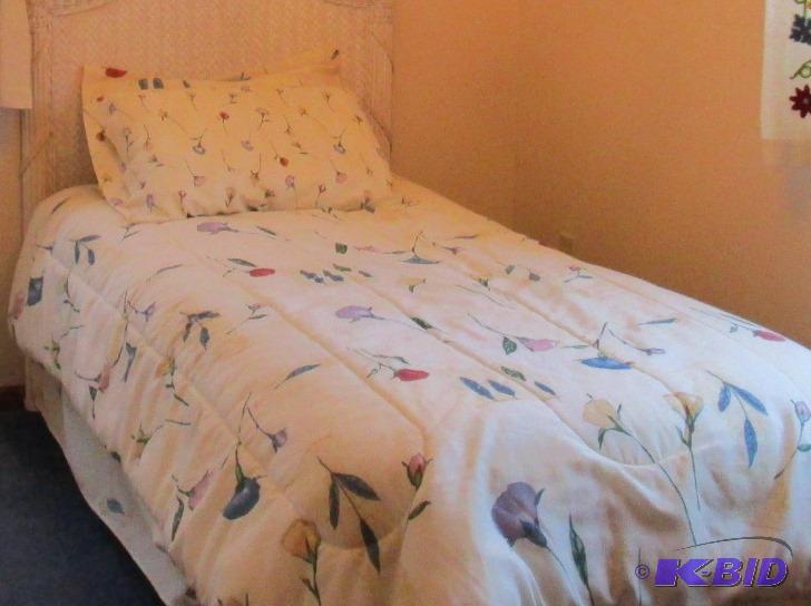 Like New Twin Comforter Matching set