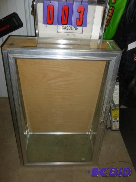 24 x 36 x 10 aluminumglass display case. Sta...