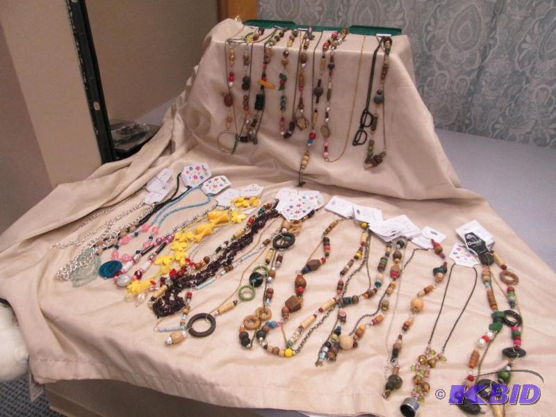 lot 115 image: Qty 29 different kinds of Fashion Jewelry dif...