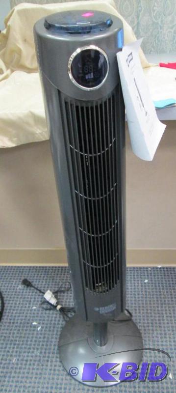 lot 124 image: Black and Decker 42" Tower Fan with remo...