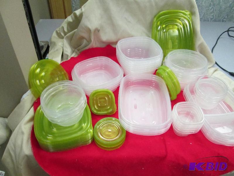 lot 137 image: Rubbermaid Take Along 5 Minis .5 cup -5 Deep ...