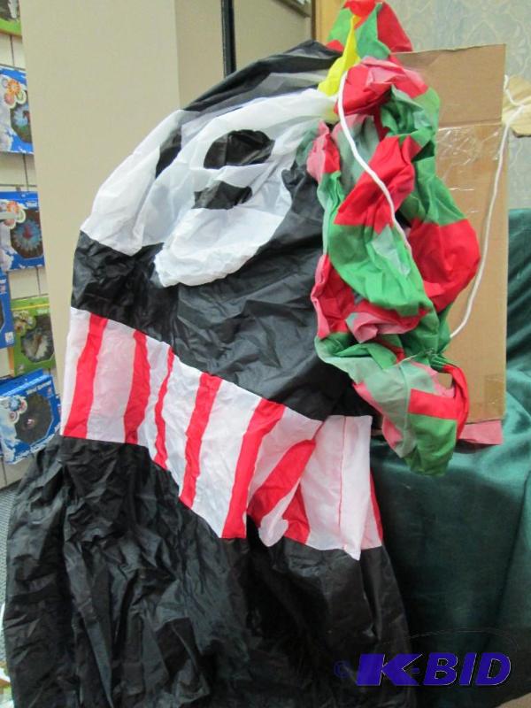 lot 68 image: 8 Inflatable toy soldier...