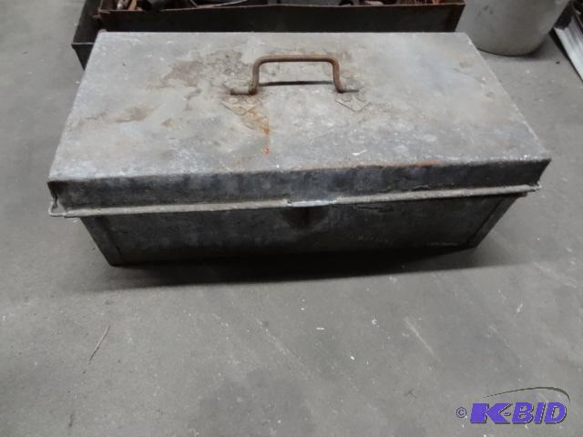 Vintage Metal Tool BOx...