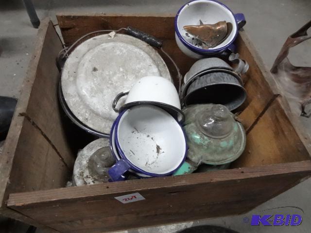 Misc vintage dishes and coffee pots...