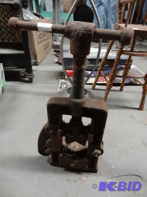 Table mount pipe vise...