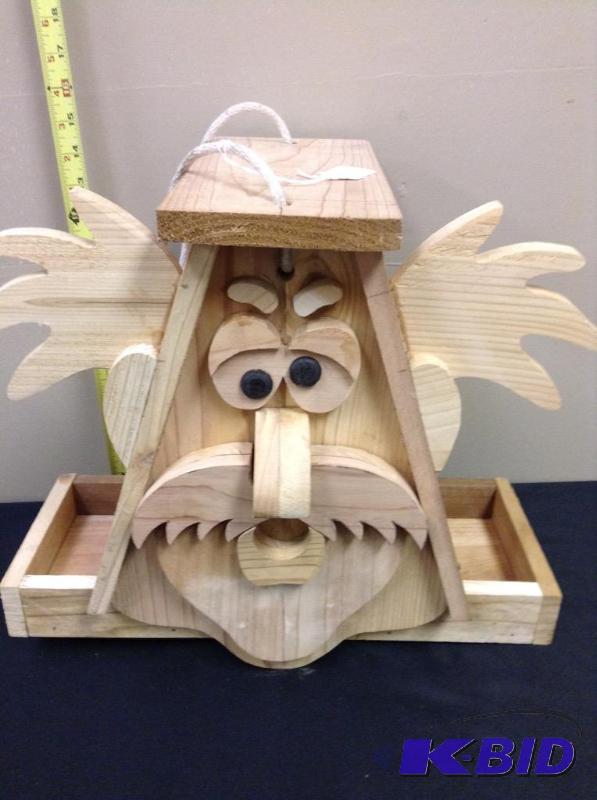 lot 1 image: Handcrafted bird feeder