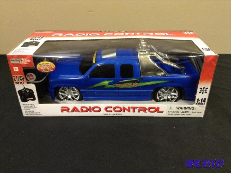 lot 103 image: Auto Trendz 114 Scale Radio Controlled Chevy Silerado Truck