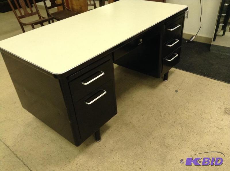 lot 19 image: Metal desk