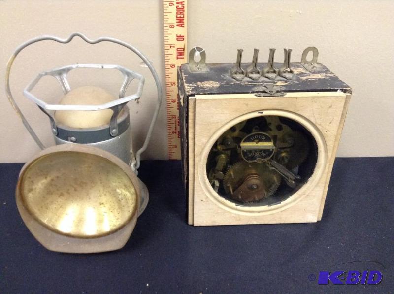 lot 3 image: Vintage timer and vintage lantern.