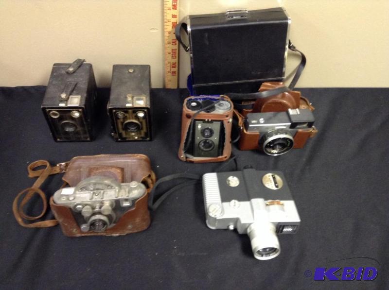 lot 4 image: Lot of vintage cameras.
