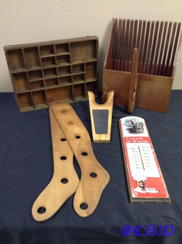 lot 40 image: Lot of vintage wood items