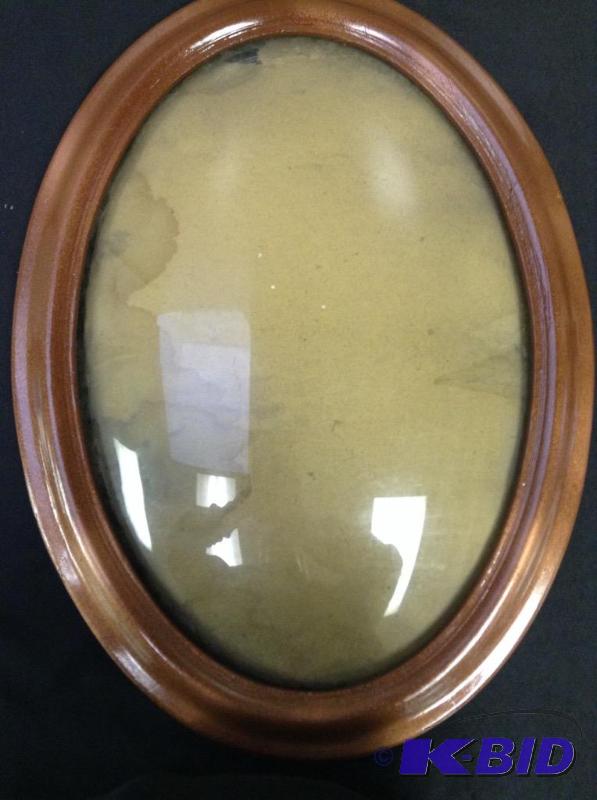 lot 45 image: Vintage bubble glass picture frame