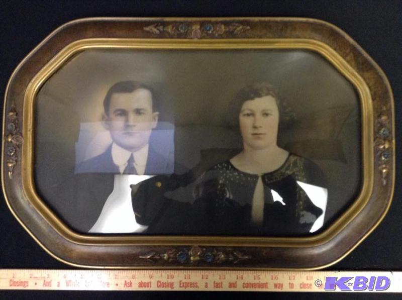 lot 46 image: Vintage bubble glass picture with ornate frame