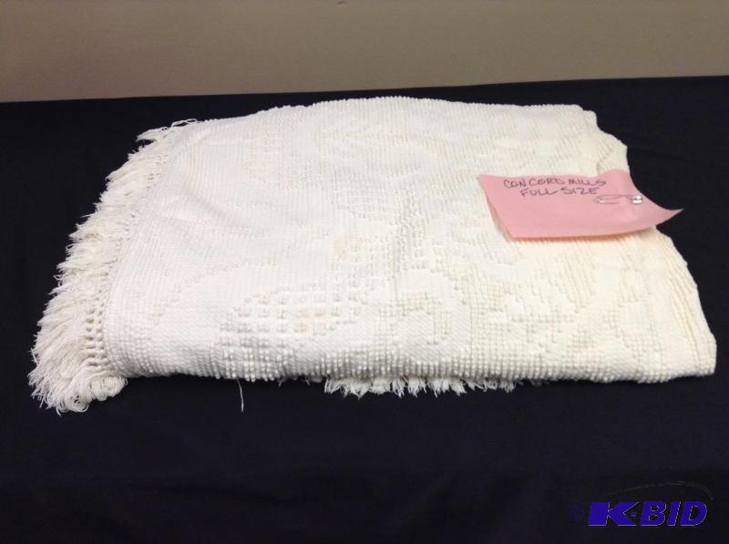 lot 47 image: Beige Chenille full-size bedspread by Concord Mills