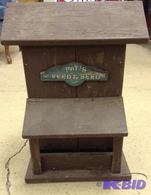 lot 7 image: Handcrafted bird feeder