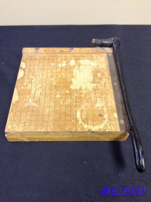 lot 71 image: Vintage paper cutter