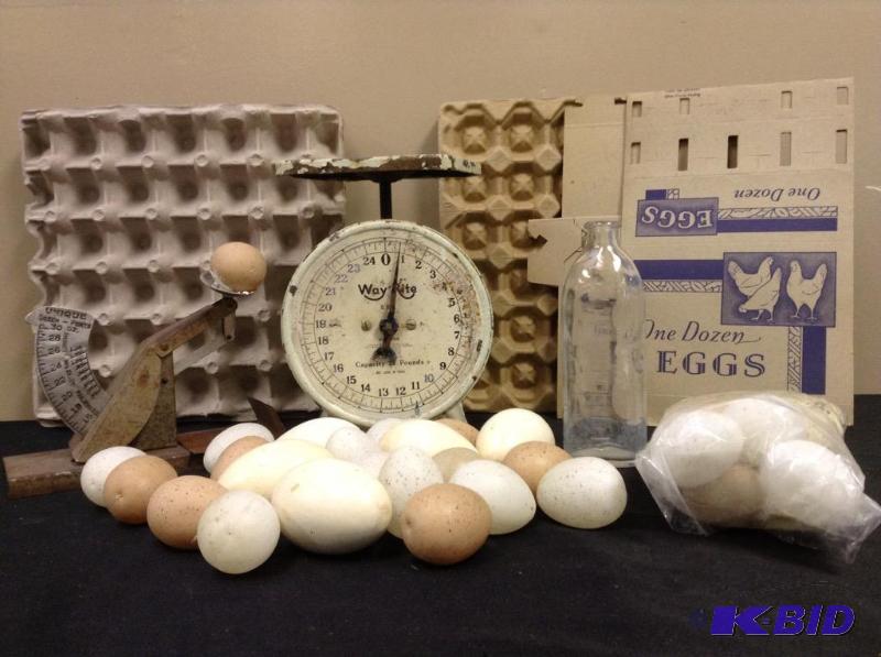lot 73 image: Lot of vintage and egg related items