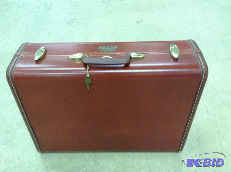 lot 8 image: Samsonite vintage suitcase