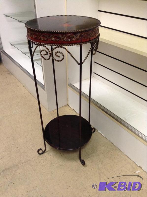lot 91 image: Metal Side  TablePlant stand