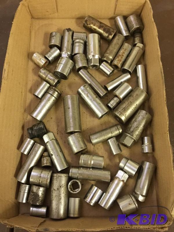 lot 14 image: 38in SAE Sockets - Various Sizes