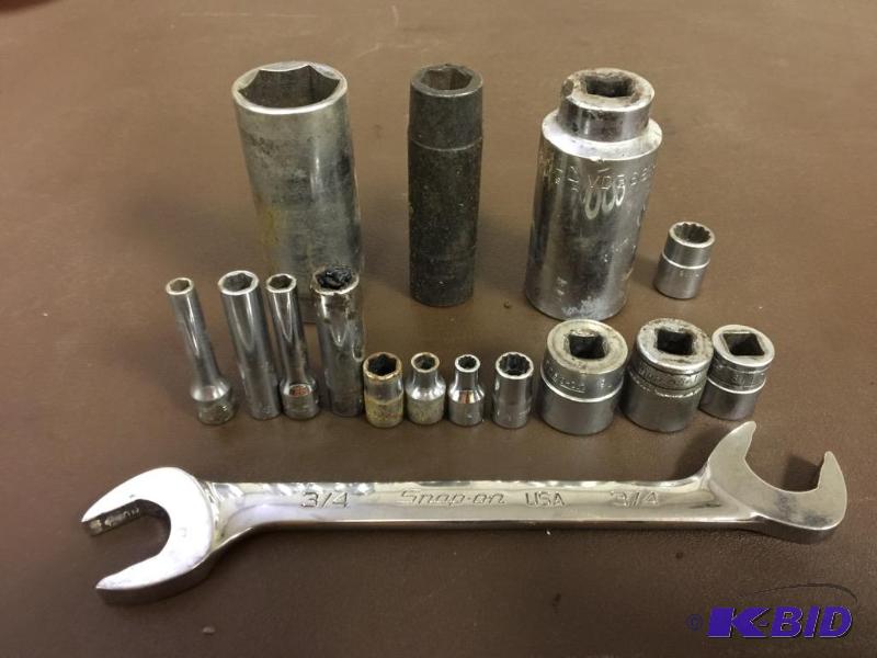 lot 18 image: Flat Of Various Tools - Snap On, MAC, Matco, Cornwell